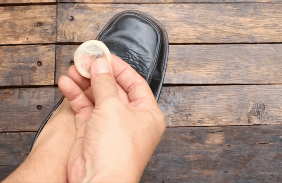 Ngoài công dụng chính cho các cặp đôi, bao cao su có thể được sử dụng cho rất nhiều mục đích khác mà bạn chưa bao giờ tưởng tượng được-5