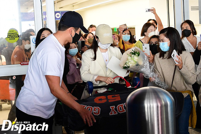 Hé lộ ảnh hiếm của Hyun Bin và Son Ye Jin trong tuần trăng mật tại Mỹ, vợ có động thái ngọt ngào gì với chồng thế này?-4