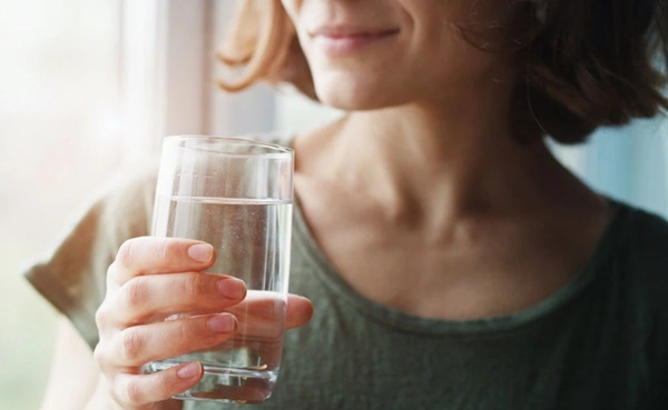 30 phút sau khi thức dậy buổi sáng: 4 loại nước không nên uống vì sẽ sinh độc tố, 1 loại nên uống đúng cách để kéo dài tuổi thọ-1