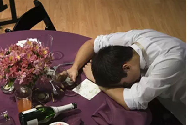 Sếp dẫn cả phòng đi ăn mừng thoát kiếp độc thân, nào ngờ vừa thấy người yêu của chị ấy, tôi đã run rẩy-1