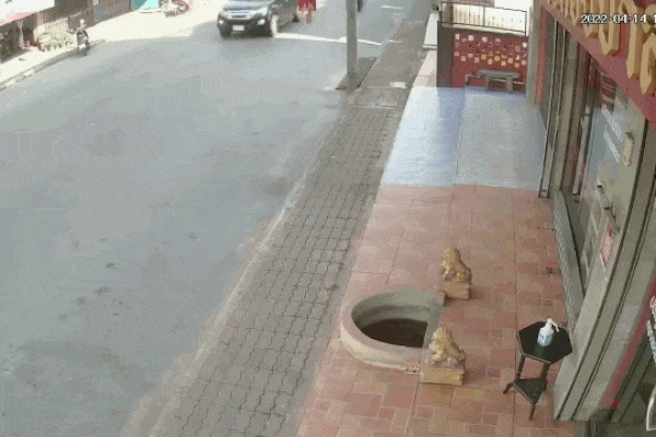 Khoảnh khắc kinh hoàng xe tải đâm tan nát 3 chiếc ô tô-1