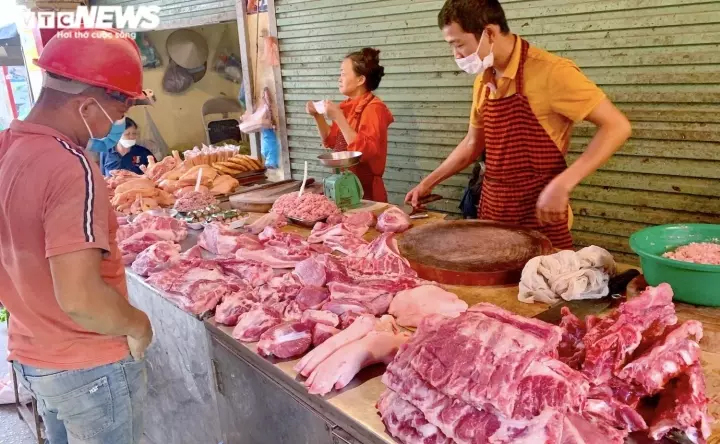 Giá thịt heo ở chợ bật tăng: Tuyệt chiêu che mắt khách của người bán-1