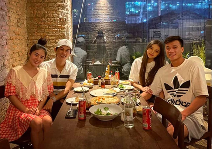 Đi du lịch cùng bạn thân, thủ môn Bùi Tiến Dũng để lộ tin bạn gái Tây đang mang thai?-2