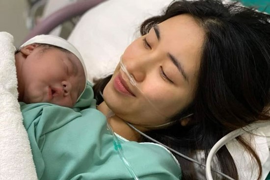 Hòa Minzy xúc động chia sẻ lại khoảnh khắc đón con trai chào đời sau khi bạn trai cũ đăng tải dòng trạng thái buồn bã