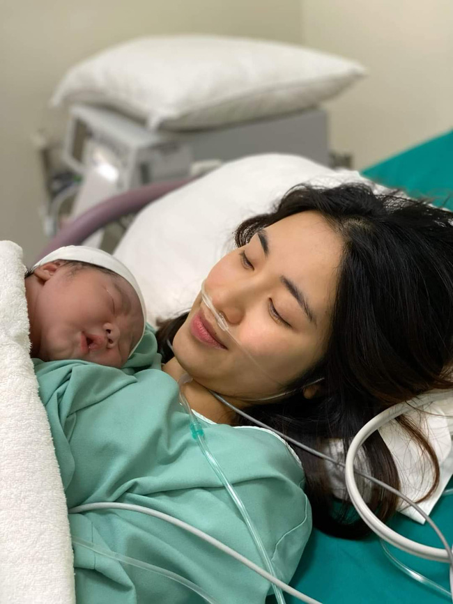 Hòa Minzy xúc động chia sẻ lại khoảnh khắc đón con trai chào đời sau khi bạn trai cũ đăng tải dòng trạng thái buồn bã-1