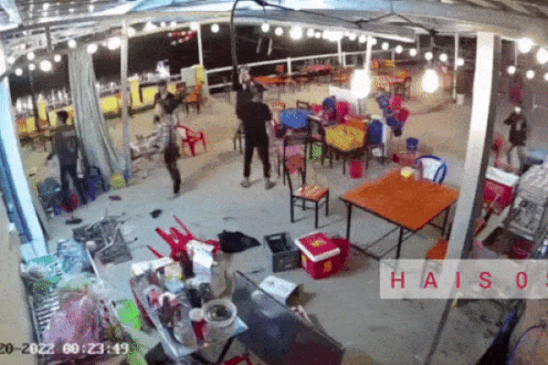 2 thanh niên gục tại chỗ sau cuộc hỗn chiến kinh hoàng, hiện trường gây ám ảnh