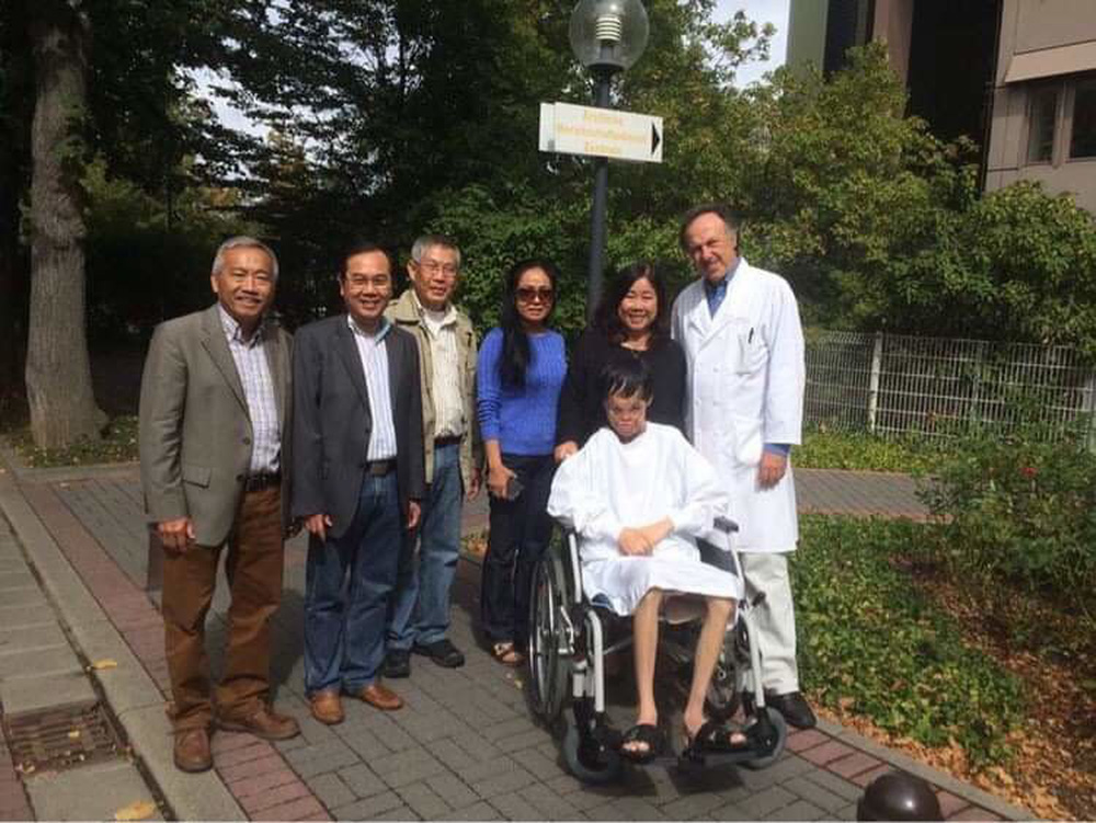 Bé trai 6 tháng rơi vào bếp lửa, tuổi thơ cô độc và bước ngoặt không ngờ cách đây 6 năm-3