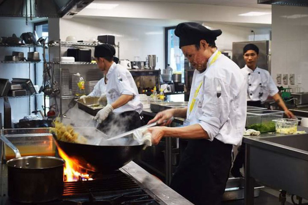 Bé trai 6 tháng rơi vào bếp lửa, tuổi thơ cô độc và bước ngoặt không ngờ cách đây 6 năm-6