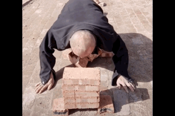 Video: Kinh hoàng khoảnh khắc người đàn ông sang đường kiểu tự sát-1