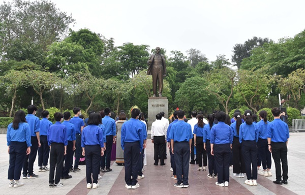 Lãnh đạo Thành phố dâng hoa kỷ niệm 152 năm Ngày sinh V.I.Lênin-3