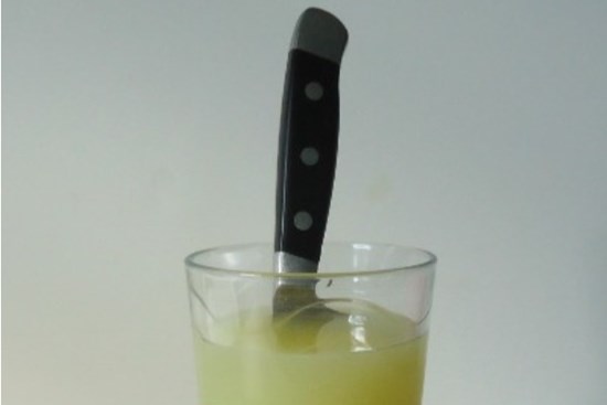 Cắm con dao vào cốc nước chanh có tác dụng gì mà ai biết cũng muốn học theo ngay