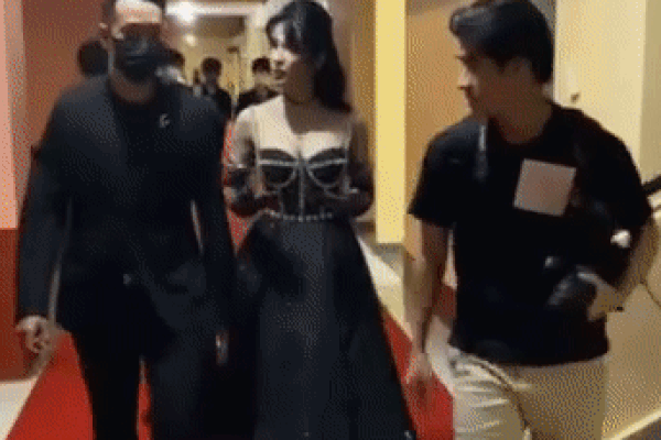 Hậu ly thân chồng thiếu gia, Diệp Lâm Anh được trai trẻ tháp tùng ra về sau sự kiện, còn có 1 hành động tinh tế