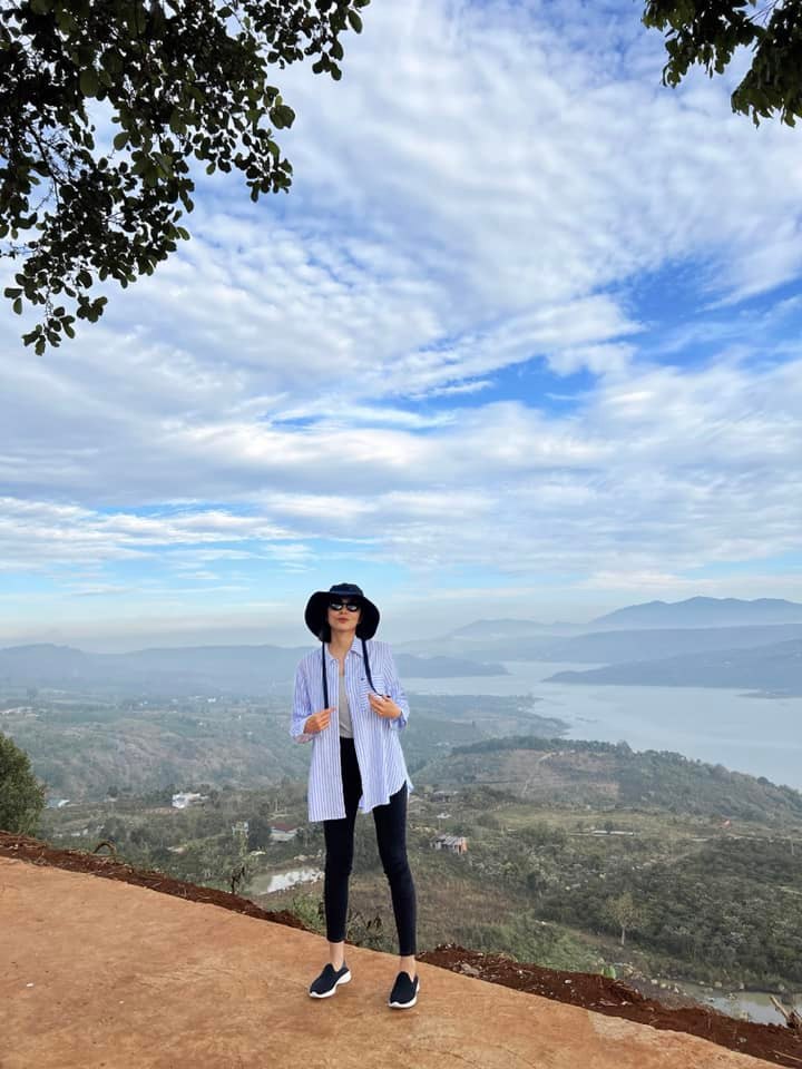 12 set đồ đi du lịch đẹp mê từ Hà Tăng, diện lên là có ngay ảnh sống ảo siêu xinh-6