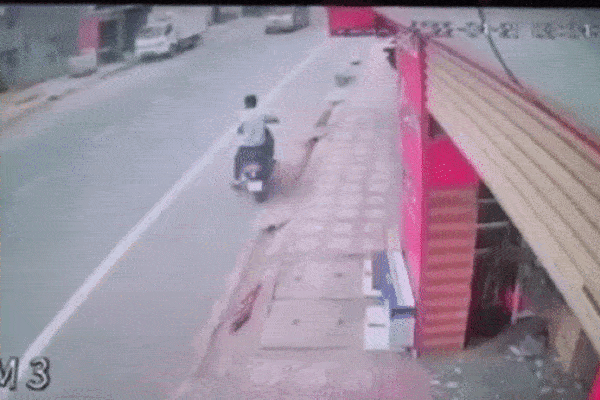 Video: Kinh hoàng khoảnh khắc người đàn ông sang đường kiểu 'tự sát'