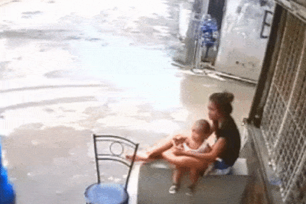 Xe chở sắt xiên qua 2 ô tô trên đường, hiện trường khiến ai nấy nổi da gà-1