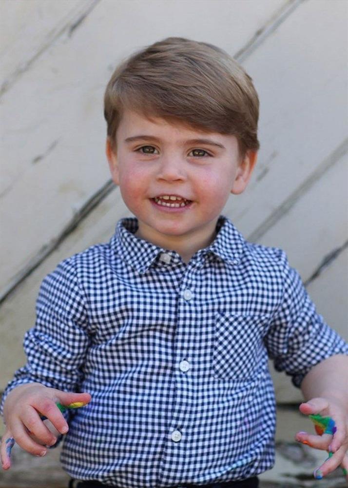 Công nương Kate tung ảnh mới mừng con trai Louis tròn 4 tuổi, diện mạo của tiểu hoàng tử làm bùng nổ MXH-6
