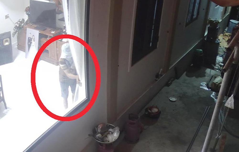 Hình ảnh trộm đột nhập phòng ngủ cuỗm hết 700 phong bì và vàng mừng cưới-1