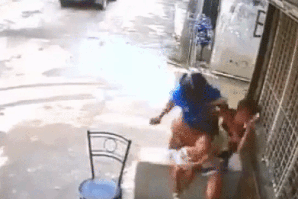 Người phụ nữ ngã úp mặt xuống đường sau cú giật của hai tên cướp: Cảnh tượng thất kinh-1