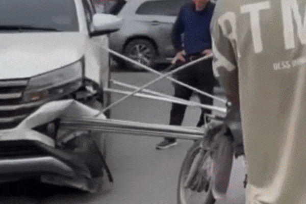 Xe chở sắt xiên qua 2 ô tô trên đường, hiện trường khiến ai nấy nổi da gà