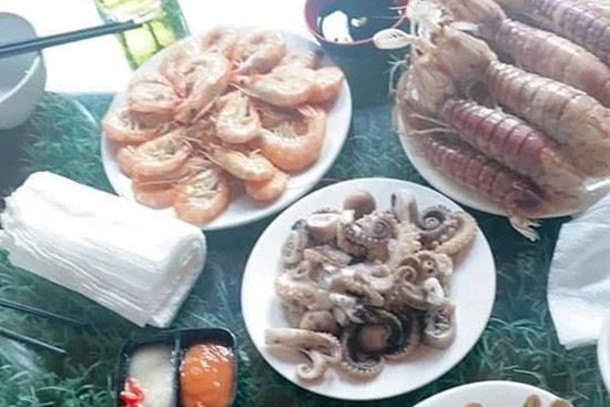 Bữa tiệc hải sản hơn 6,5 triệu đồng với 12 món ở Vịnh Hạ Long gây tranh cãi dữ dội
