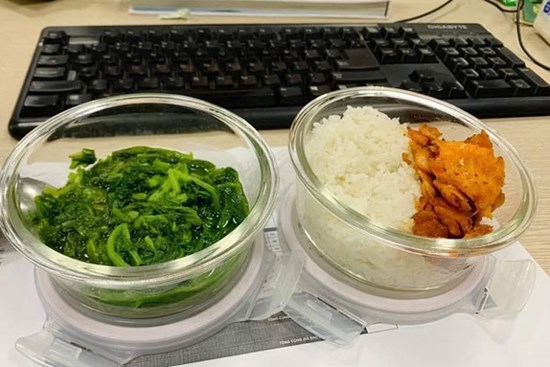 Nàng dâu giận dỗi bố mẹ chồng và bỏ luôn bữa tối, đến khi nhìn thấy hộp cơm trưa mẹ chồng chuẩn bị cho mà cô rưng rưng nước mắt!