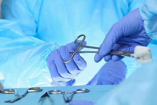 Nối thành công dương vật người đàn ông tự cắt rời 6 tiếng, dính bụi đất lấm lem-2