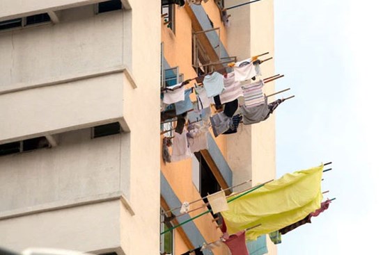 Không dùng móc như ở Việt Nam, ở Singapore có cách phơi đồ tiết kiệm diện tích hơn nhưng nhìn qua