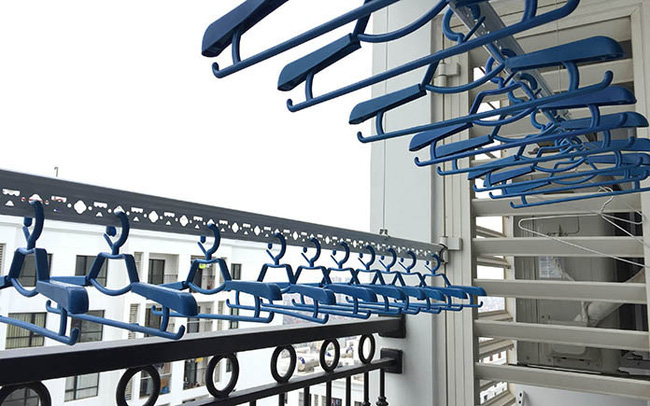 Không dùng móc như ở Việt Nam, ở Singapore có cách phơi đồ tiết kiệm diện tích hơn nhưng nhìn qua hơi yếu tim-4