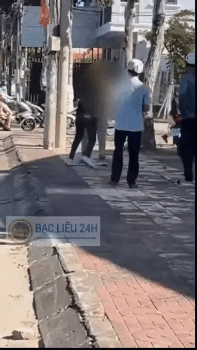 Clip: Cô gái hung hăng dùng hung khí đâm người giữa đường khiến đám đông hoảng hốt-1