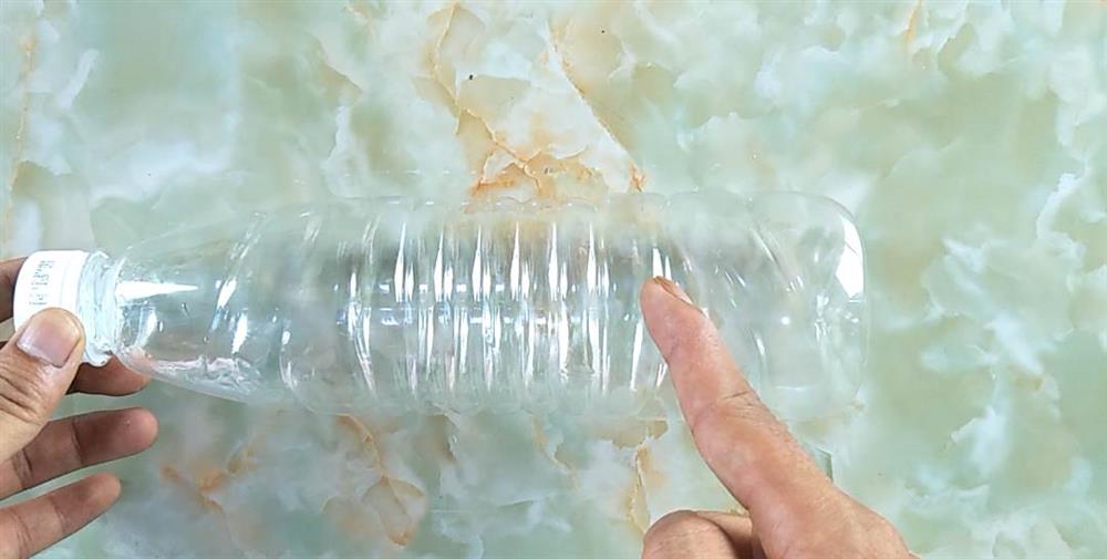 Chỉ với 1 chai nhựa bỏ đi, treo vào tủ quần áo là giải quyết được nỗi phiền muộn của hàng triệu gia đình-1