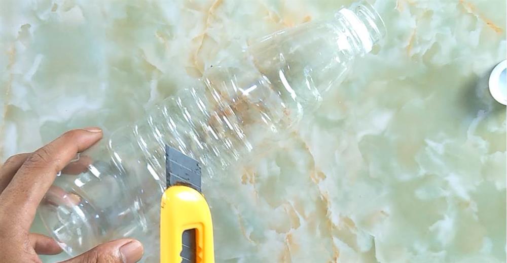 Chỉ với 1 chai nhựa bỏ đi, treo vào tủ quần áo là giải quyết được nỗi phiền muộn của hàng triệu gia đình-2