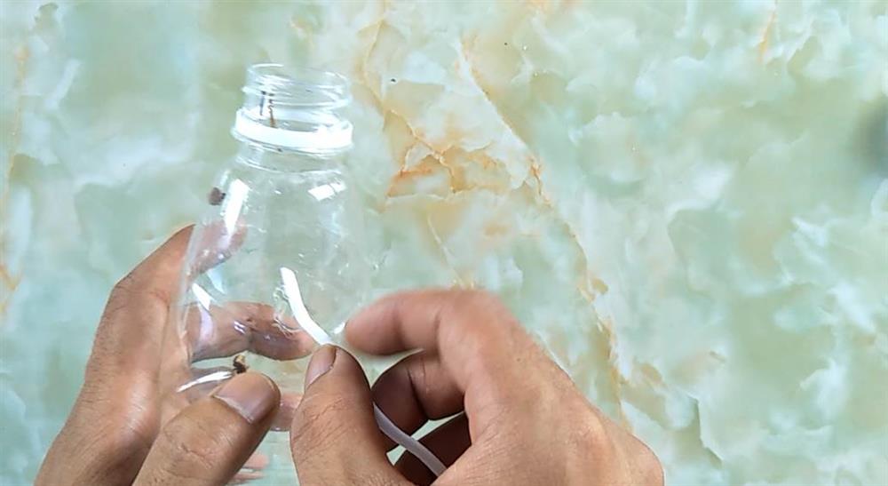 Chỉ với 1 chai nhựa bỏ đi, treo vào tủ quần áo là giải quyết được nỗi phiền muộn của hàng triệu gia đình-5