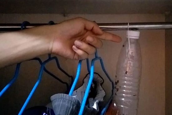 Chỉ với 1 chai nhựa bỏ đi, treo vào tủ quần áo là giải quyết được nỗi phiền muộn của hàng triệu gia đình