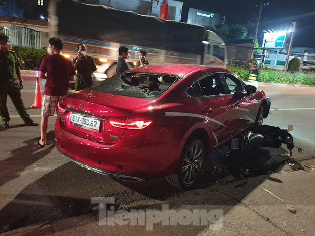 Ô tô tông liên hoàn kéo lê xe máy hơn 2km, người đi đường bất bình phá vỡ kính xe-2