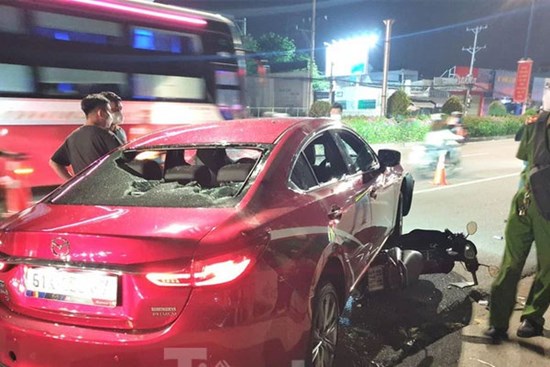 Ô tô tông liên hoàn kéo lê xe máy hơn 2km, người đi đường bất bình phá vỡ kính xe