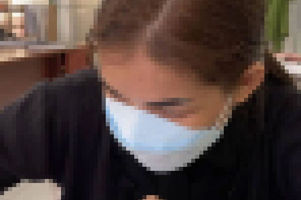 Người phụ nữ bị chồng túm tóc tát tới tấp ngay trước mặt 2 con, hành động đáp trả đầy uất ức khiến nhiều người xót xa-2