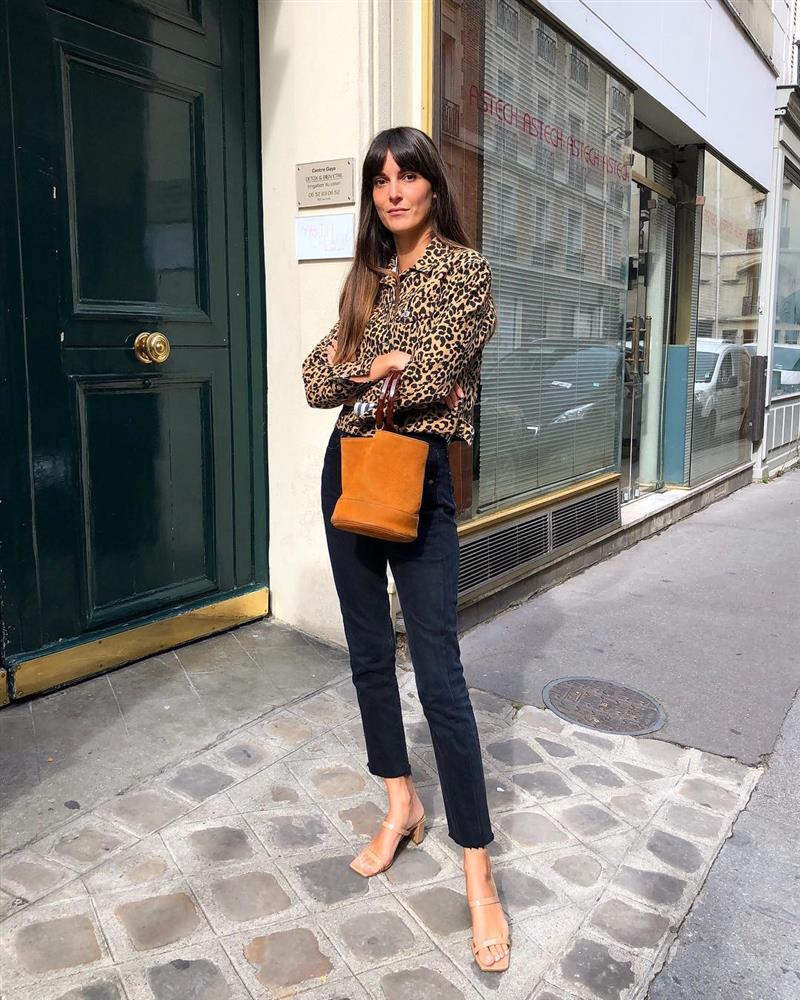 Gái Pháp không thể sống thiếu áo sơ mi họa tiết trong mùa hè, nhìn là muốn sắm theo ngay-11