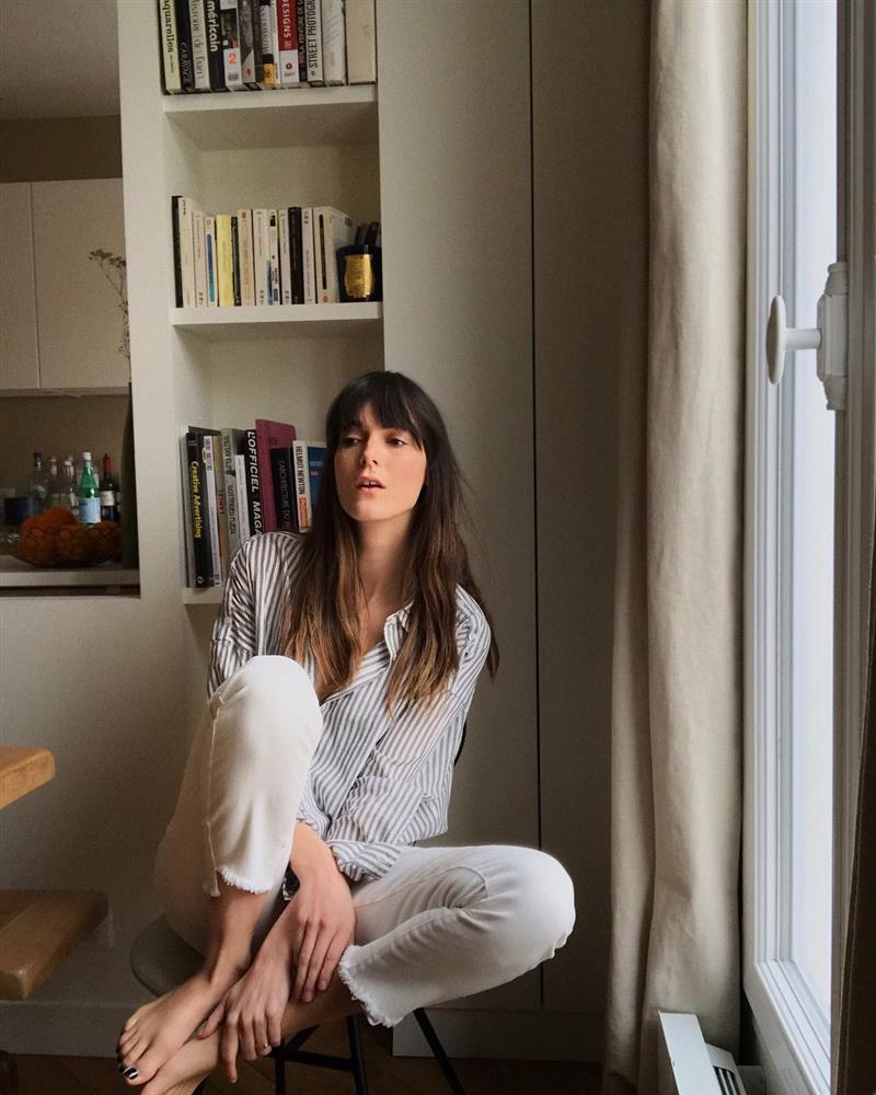 Gái Pháp không thể sống thiếu áo sơ mi họa tiết trong mùa hè, nhìn là muốn sắm theo ngay-12