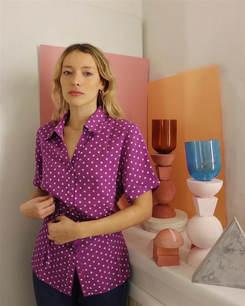 Gái Pháp không thể sống thiếu áo sơ mi họa tiết trong mùa hè, nhìn là muốn sắm theo ngay-6