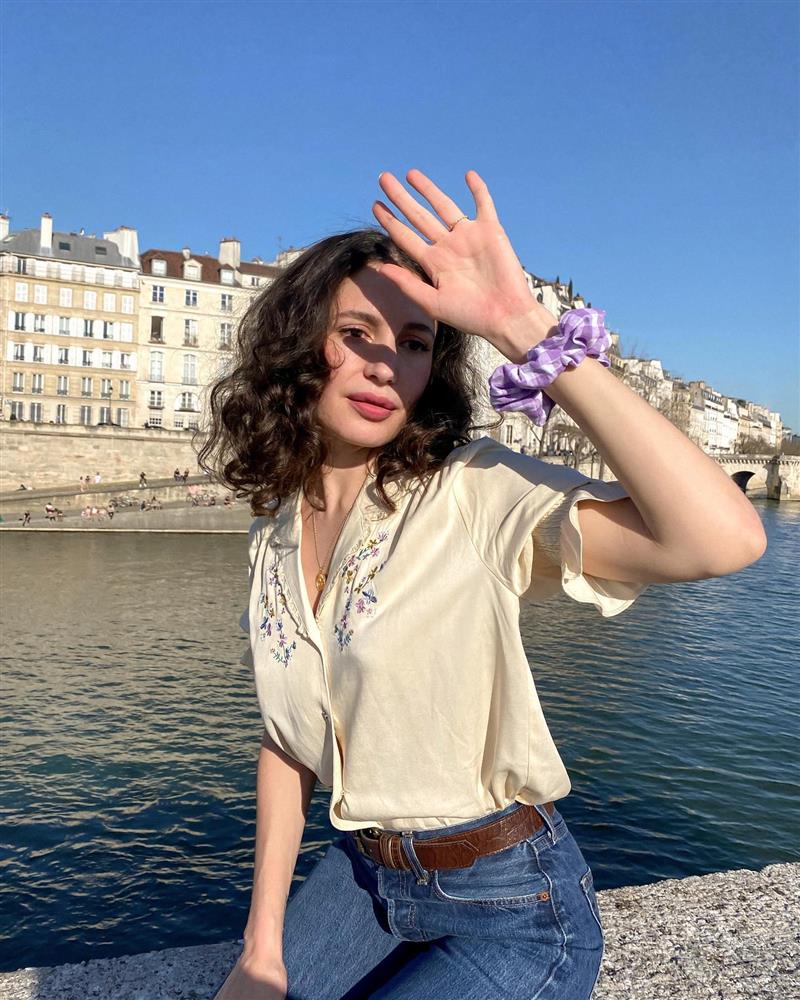 Gái Pháp không thể sống thiếu áo sơ mi họa tiết trong mùa hè, nhìn là muốn sắm theo ngay-7