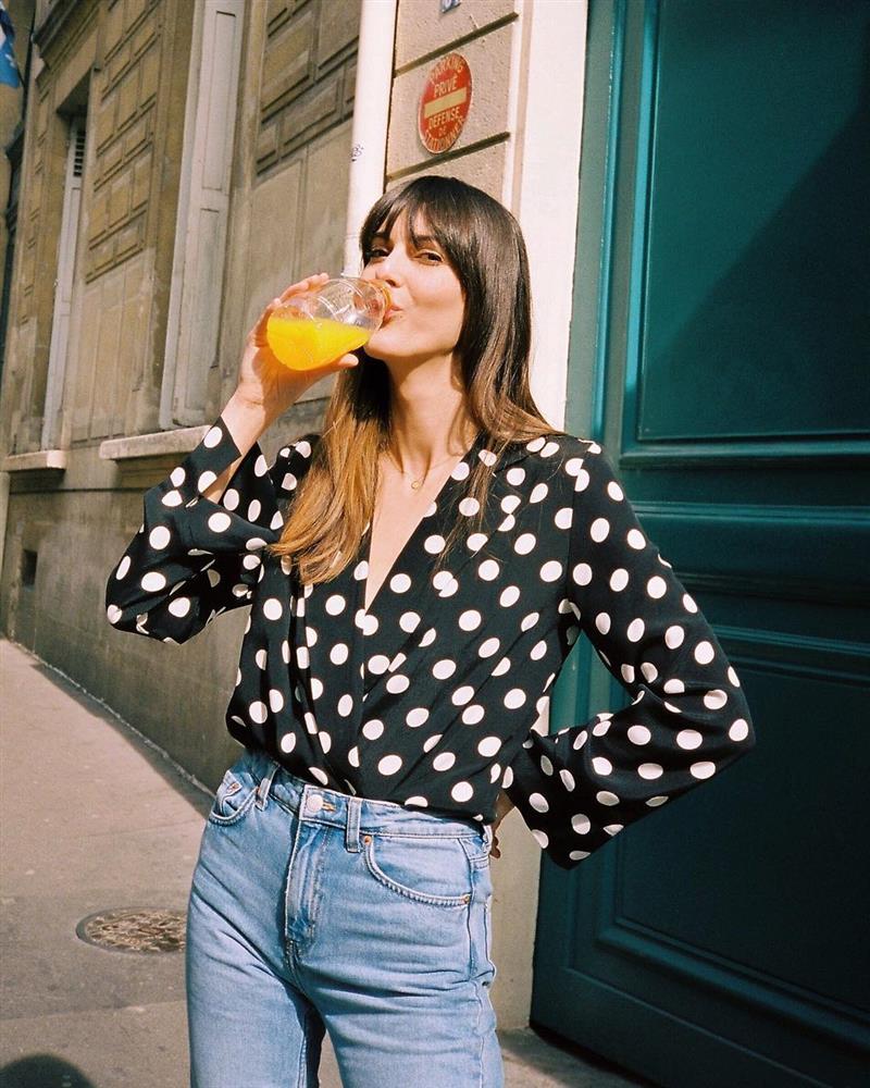 Gái Pháp không thể sống thiếu áo sơ mi họa tiết trong mùa hè, nhìn là muốn sắm theo ngay-9