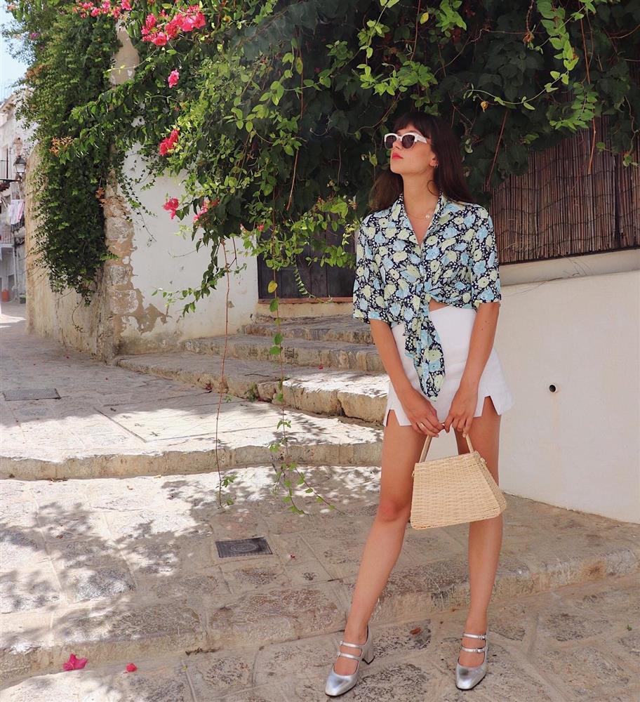 Gái Pháp không thể sống thiếu áo sơ mi họa tiết trong mùa hè, nhìn là muốn sắm theo ngay-13