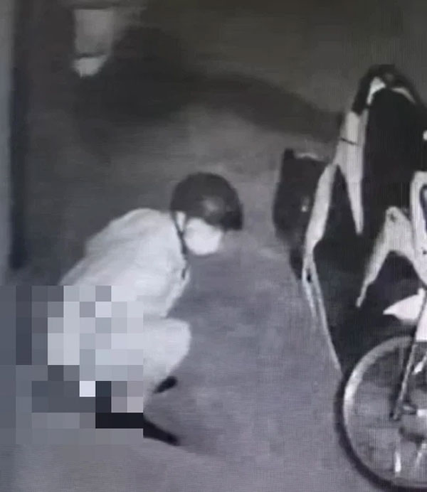 Xoái ca sơ mi trắng dừng xe kéo quần giải quyết nỗi buồn ngay trước cửa nhà dân, ối giời ơi nhất là hành động sau cuối-1