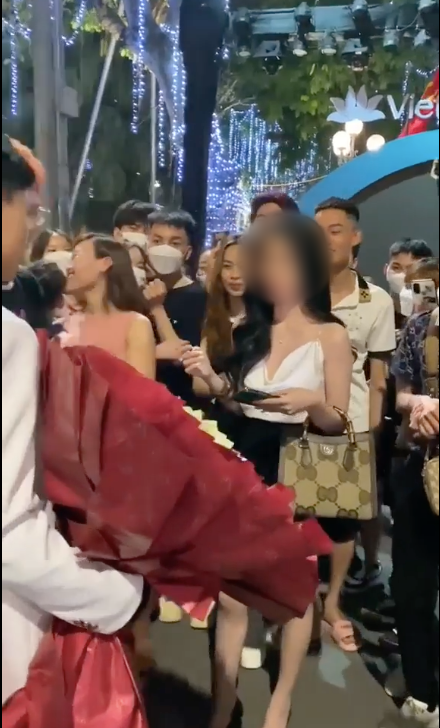 Được tỏ tình bằng một bó hoa tiền trên phố đi bộ, gái xinh trả lời cực phũ, hành động cuối của cô khẳng định tất cả!-1