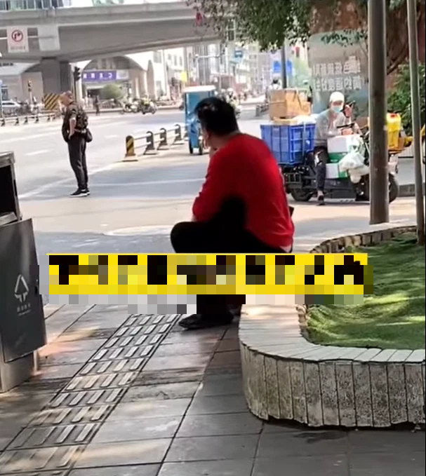 Chồng vùng vằng bỏ đi để mặc vợ ngồi bệt trên đường, tưởng bị chỉ trích nhưng lại được khen hết lời bởi hành động phía sau của nam chính-4