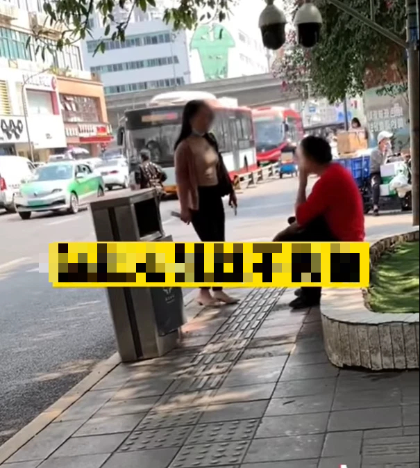Chồng vùng vằng bỏ đi để mặc vợ ngồi bệt trên đường, tưởng bị chỉ trích nhưng lại được khen hết lời bởi hành động phía sau của nam chính-5
