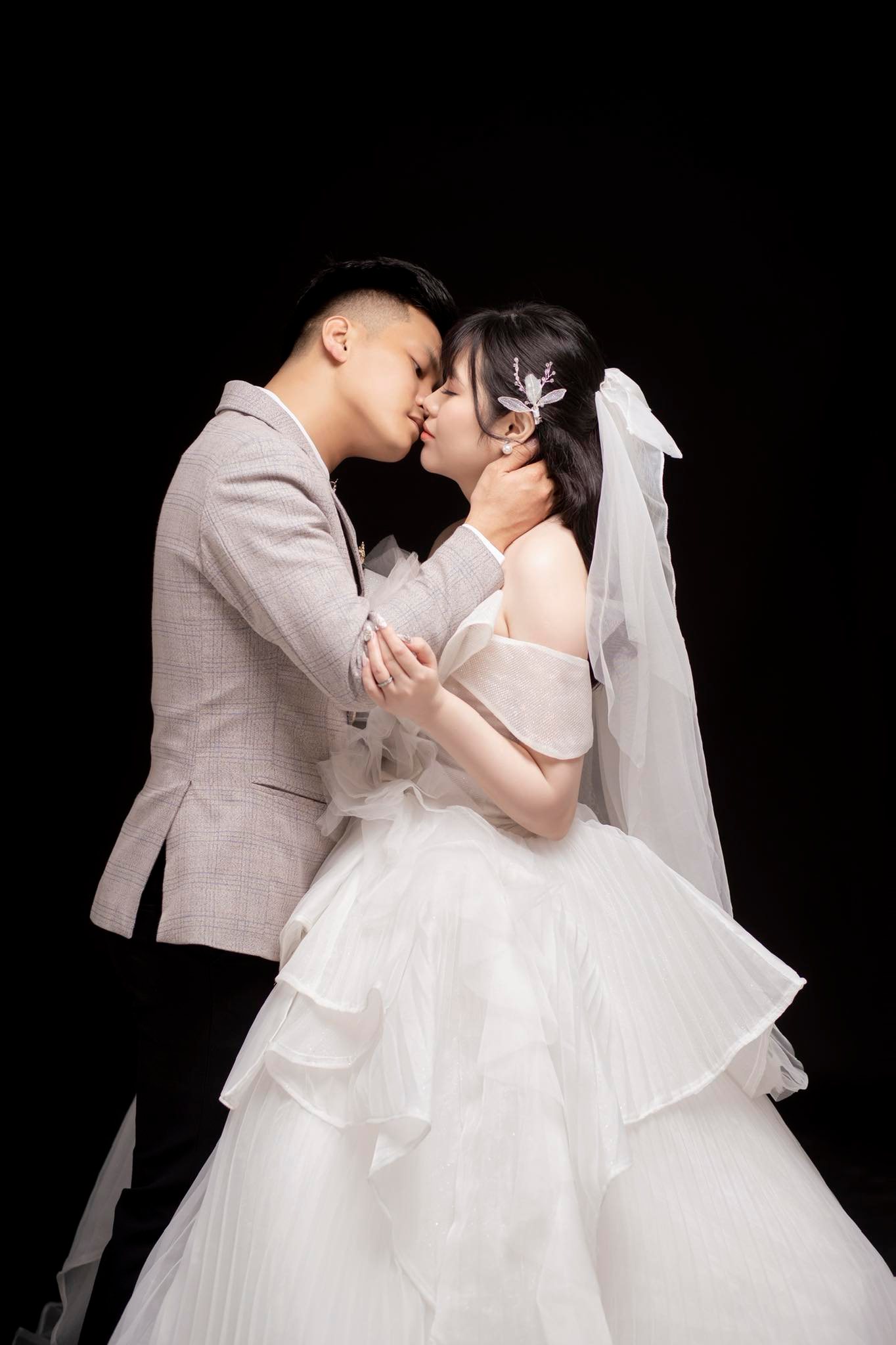 Cô dâu bụng bầu 5 tháng quẩy trong ngày ăn hỏi: Gái xinh Hải Phòng đồng ý lấy chồng cách 1700km sau 2 lần gặp mặt-11