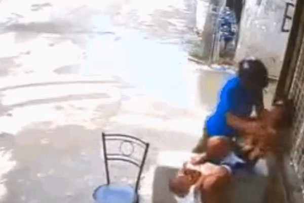 Khoảnh khắc giật điện thoại nhanh như chớp giữa phố đông, cặp đôi ngơ ngác nhìn theo-1