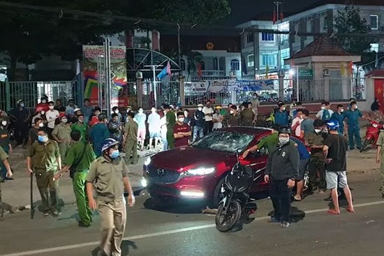 Tài xế ô tô kéo lê xe máy bị đập phá trước trụ sở công an khai gì?