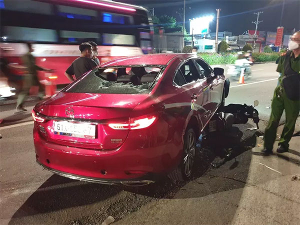 Tài xế ô tô kéo lê xe máy bị đập phá trước trụ sở công an khai gì?-2